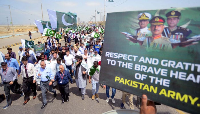 Large number of students and teachers including Vice Chancellors and Deans of various public and private universities of city are celebrating the remarkable success of Pakistan's Operation Bunyan-um-Marsoos, organized by Sindh Higher Education Commission, held at Clifton Seaview Beach road in Karachi on Thursday, May 15, 2025. — PPI